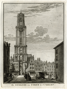 135828 Gezicht op de Domtoren te Utrecht vanuit de Zadelstraat, op het kruispunt met de Choorstraat en de Lijnmarkt, ...